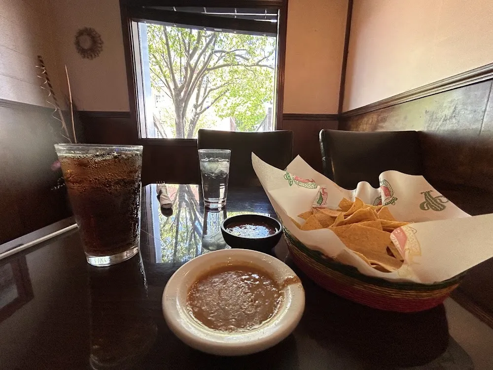 Chips Salsa Y Frijoles